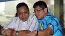 Aktivis Gerakan Indonesia Bersih, Adhie Massardi (kiri) berbincang dengan anggota Komisi III F NasDem, Taufiqul Hadi saat diskusi Kapolri Pilihan Jokowi di Jakarta, Jumat (17/6/2016). (Liputan6.com/Helmi Fithriansyah)