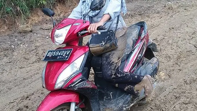 Kisah Pilu Guru di Palembang, Rela Menerjang Lumpur Demi Mengajar