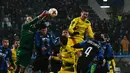 Kiper Atalanta Etrit Berisha melakukan penyelamatan saat menjamu Borussia Dortmund pada leg kedua babak 32 besar Liga Europa di MAPEI Stadium Citta del Tricolore , Jumat (23/2). Dortmund lolos ke babak 16 besar usai bermain imbang 1-1 (Vincenzo PINTO/AFP)