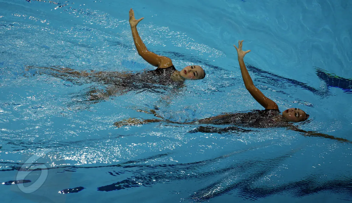 Tim renang indah Indonesia melakukan Duet Technical and Free Routine SEA Games 2015 di OCBC Aquatic, National Stadium Singapura, Kamis (6/4). Tim renang Indah Indonesia kembali meraih medali perunggu dengan poin 139.0880. (Liputan6.com/Helmi Fithriansyah)
