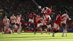 Pemain Brentford, Ethan Pinnock mencetak gol pembuka ke gawang Manchester United pada laga lanjutan Liga Inggris di Old Trafford, Manchester, Inggris, Sabtu (19/10/2024). (AFP/Oli Scarff)