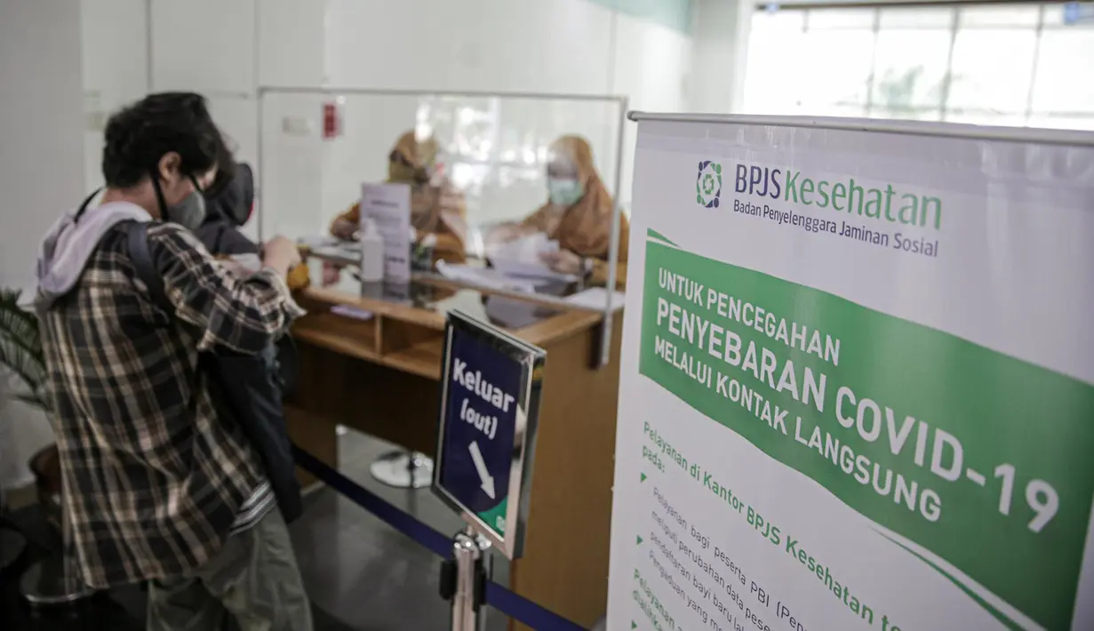 Pegawai melayani warga di Kantor BPJS Kesehatan Cabang Jakarta Selatan, Jumat (15/5/2020). Pemerintah akan menaikkan iuran BPJS Kesehatan pada 1 Juli 2020 dengan rincian kelas I naik menjadi Rp150.000, kelas II menjadi Rp100.000 dan kelas III menjadi 42.000. (Liputan6.com/Faizal Fanani)