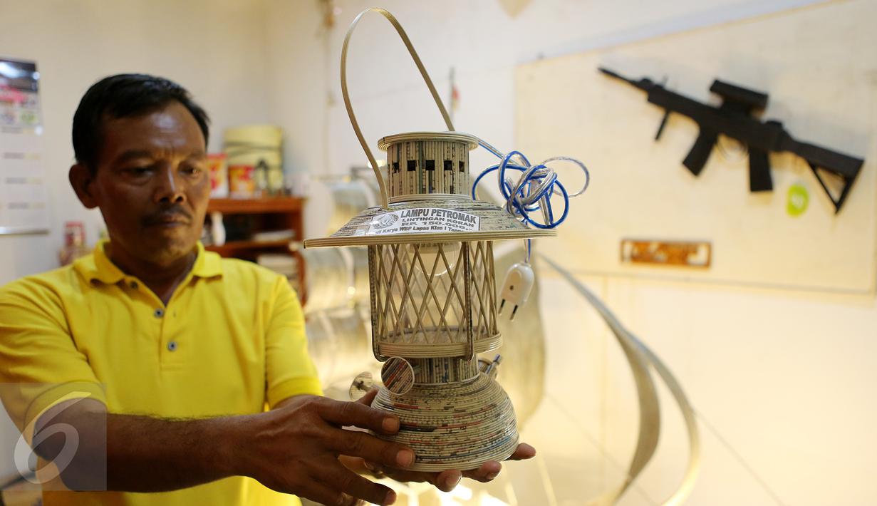 Seorang warga binaan menunjukkan lampu petromak yang terbuat dari lintingan koran di Lapas Kelas 1 Tangerang, Kota Tangerang.(29/10). Sejumlah warga binaan mempu "mencetak" rupiah dari balik jeruji besi. (Liputan6.com/Fery Pradolo)