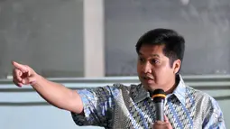 Anggota Komisi XI DPR Maruar Sirait saat menjadi narasumber dalam dialog dengan pedagang di LTC Glodok, Jakarta, (6/11/2015). Dialog membahas sinergitas pemahaman perlindungan konsumen, pengawasan barang serta penegakan hukum.(Liputan6/JohanTallo)