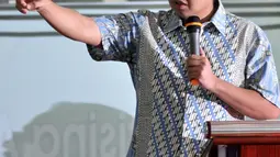 Anggota Komisi XI DPR Maruar Sirait saat menjadi narasumber dalam dialog dengan pedagang di LTC Glodok, Jakarta, (6/11/2015). Dialog membahas sinergitas pemahaman perlindungan konsumen, pengawasan barang serta penegakan hukum.(Liputan6/JohanTallo)