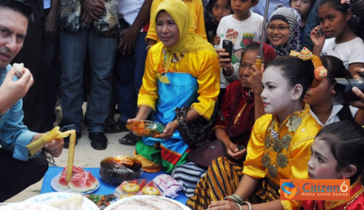 Citizen6, Sulawesi Tenggara: Dalam acara ini Menteri Kelautan dan Perikanan, Fadel M ikut mencicipi makanan tradisional masyarakat Wakatobi yang di gelar pada acara tersebut. (Pengirim: Efrimal Bahri)