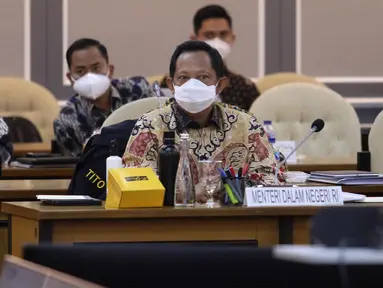 Mendagri Tito Karnavian saat rapat kerja bersama Pansus RUU Perubahan Kedua atas UU Nomor 21 Tahun 2001 tentang Otonomi Khusus bagi Provinsi Papua, Kompleks Parlemen, Jakarta, Kamis (8/4/2021). Rapat mendengar penjelasan pemerintah, pengesahan jadwal Pansus dan mekanisme. (Liputan6.com/Angga Yuniar)