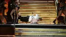 Komedian James Corden jatuh dari tangga panggung Grammy Awards 2017 di Los Angeles, Minggu (12/2). James Corden masuk ke atas panggung dengan tergopoh-gopoh, bahkan terjatuh dan sebelah sepatunya terlepas. (KEVIN WINTER/GETTY IMAGES NORTH AMERICA/AFP)