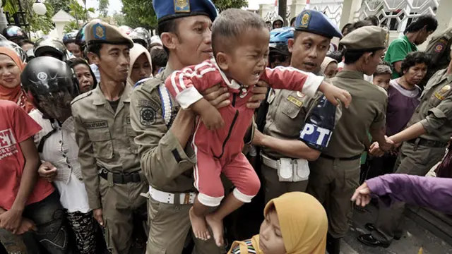 Salah satu penyebab ribuan orang itu menyerbu rumah JK karena ada pembagian uang tunai yang dikabarkan sebesar Rp 50 ribu per orang, selain kotak makan siang. "Kami dapat kotak makanan dan uang Rp 50 ribu," kata seorang warga yang turut mengantre, Dahlia.