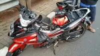 Sepeda motor yang dikendarai korban hancur. (Liputan6.com/Nanda Perdana Putra)