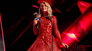 Aktris Paris Hilton berada di atas panggung selama iHeartRadio Music Awards 2018 di Inglewood, California, AS (11/3). Paris Hilton tampil dengan anjing Chihuahua peliharaannya. (AFP Photo/Christopher Polk)