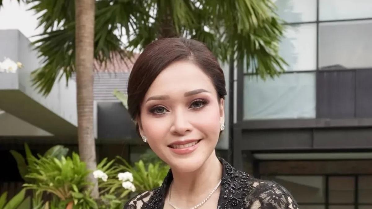 Tanpa MUA, Maia Estianty Pancarkan Pesona Anggunnya Perempuan Jawa dalam Pulasan Soft Glam Makeup