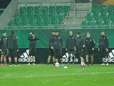 Skuat Sassoulo FC menjalani latihan ringan di Stadion Allianz, Rabu (19/10/2016) malam waktu setempat. (Bola.com/Reza Khomaini)