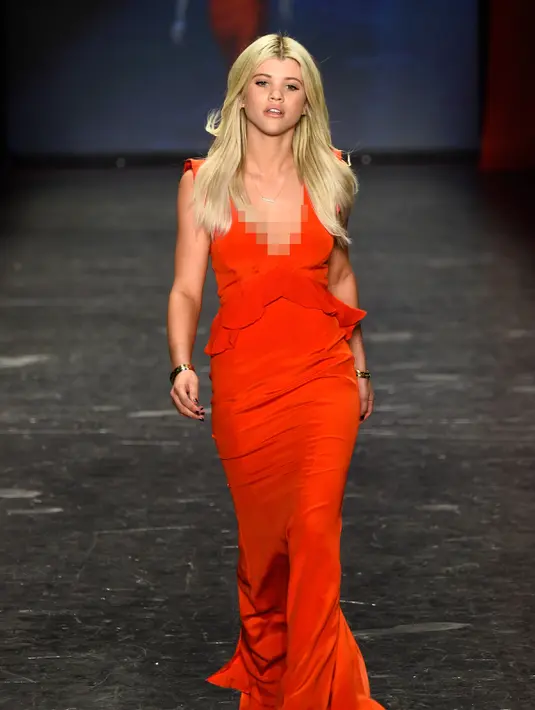 Sofia Richie berjalan di atas catwalk di New York Station pada 11 Februari 2016. Menurut kamu lebih cantik mana, Sofia Richie atau Selena Gomez? (AFP Photo/ FrazerHarrison) 
