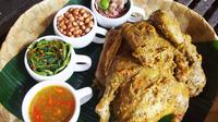 Menu ayam betutu khas Bali. (Liputan6.com/Dewi Divianta)