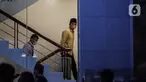Bupati Bangkalan Abdul Latif Amin Imron membawa koper dan dikawal saat tiba di Gedung Komisi Pemberantasan Korupsi (KPK), Jakarta, Rabu (7/12/2022). KPK menangkap Bupati Bangkalan Abdul Latif Amin Imron sebagai tersangka kasus suap lelang jabatan di Pemerintahan Kabupaten Bangkalan, Jawa Timur. Total kekayaan yang dimiliki Abdul Latif sebanyak Rp 9,9 miliar. (Liputan6.com/Johan Tallo)