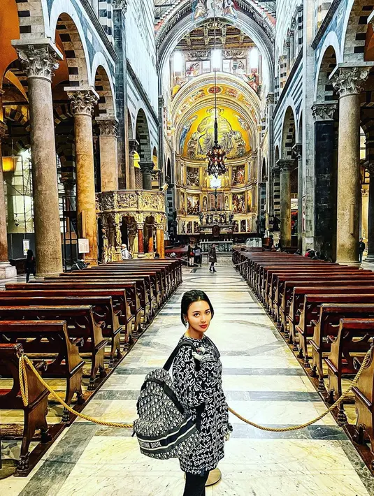 Memakai busana bernuansa monokrom, Wika Salim juga tampak berkunjung ke salah satu gereja bersejarah. Dirinya pun tampak begitu menikmati waktu saat berada di Roma, Italia. (Liputan6.com/IG/@wikasalim)