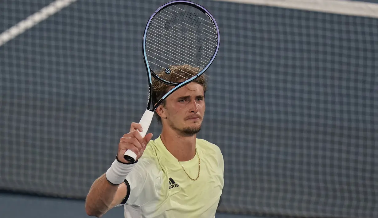 Petenis Jerman Alexander Zverev bereaksi setelah mengalahkan petenis Serbia Novak Djokovic pada babak semifinal tenis putra Olimpiade Tokyo 2020 di Tokyo, Jepang, Jumat (30/7/2021). (AP Photo/Seth Wenig)
