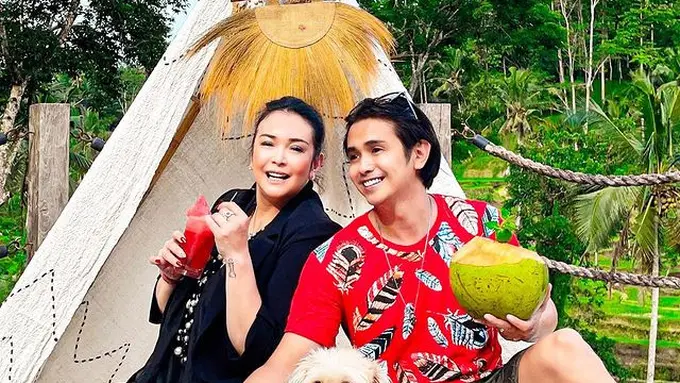6 Momen Liburan Ajun Perwira dan Jennifer Ipel Ini Romantis