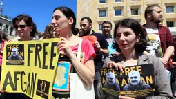 Sejumlah orang melakukan unjuk rasa di Tbilisi, Georgia, Rabu (31/5). Aksi tersebut untuk mendukung seorang wartawan Azerbaijan, Afgan Mukhtarli, yang diculik di Tbilisi pada tanggal 29 Mei 2017. (AP Photo / Shakh Aivazov)