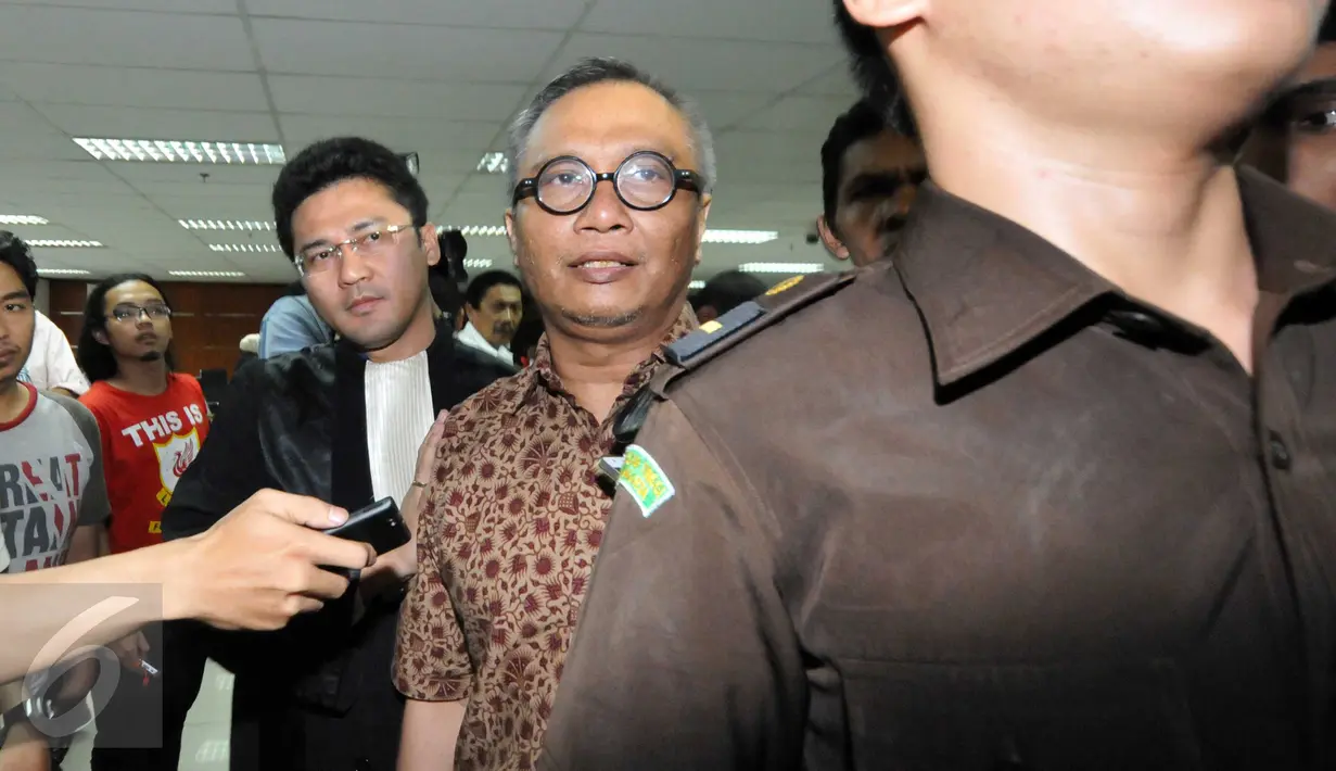 Mantan Kepala Sarana dan Prasarana Dinas Pendidikan Menengah Jakarta Barat, Alex Usman usai menjalani sidang perdana pembacaan dakwaan terkait dugaan korupsi pengadaan UPS di Pengadilan Tipikor, Jakarta, Kamis (29/10/2015). (Liputan6.com/Helmi Afandi)