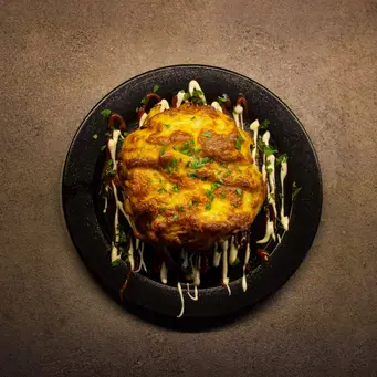 Tak perlu menggunakan alat masak khusus, okonomiyaki bisa dibuat menggunakan teflon biasa. Perhatikan komposisi adonan agar hasilnya matang merata dan tidak mudah hancur. (Foto/Dok: Pexels)