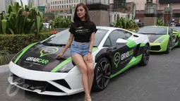 Model berpose di taxi mewah lamborghini saat peluncuran GrabCar, Jakarta, Rabu (21/10/2015). Supercar ini dapat digunakan secara gratis pada 24-25 Oktober 2015 dan 31 Oktober–1 November 2015. (Liputan6.com/Angga Yuniar)