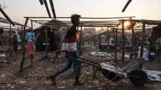 Seorang pemuda mendorong gerobak di antara kios-kios kosong pasar lokal di Kota Asosa, Ethiopia, Rabu (25/12/2019). (EDUARDO SOTERAS/AFP)