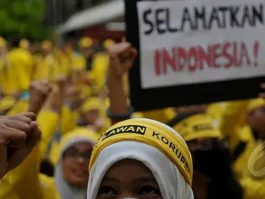 Ratusan mahasiswa UI menggelar aksi di kampus UI Salemba, Jakarta, Jumat (20/3/2015). Mereka mengultimatum dan mengumpulkan surat untuk Presiden Jokowi. (Liputan6.com/Johan Tallo) 