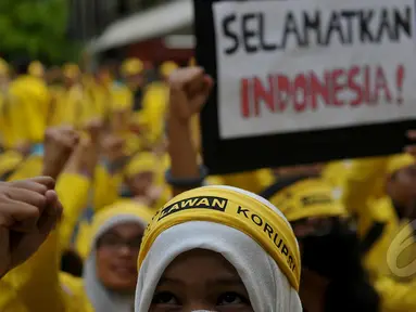 Ratusan mahasiswa UI menggelar aksi di kampus UI Salemba, Jakarta, Jumat (20/3/2015). Mereka mengultimatum dan mengumpulkan surat untuk Presiden Jokowi. (Liputan6.com/Johan Tallo) 