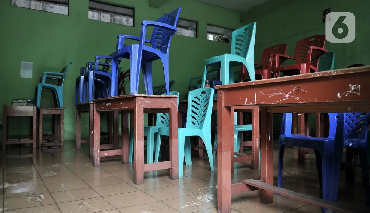 Kondisi ruangan kelas usai banjir menggenangi Madrasah Tsanawiyah (MTs) Nur Attaqwa, Pegangsaan Dua, Kelapa Gading, Jakarta Utara, Senin (24/2/2020). Banjir yang terjadi sejak Minggu (23/2) kemarin mengakibatkan kegiatan belajar di MTs itu terpaksa diliburkan sementara. (merdeka.com/Iqbal S Nugroho)
