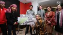 Menteri Desa, PDT dan Transmigrasi, Eko Putro Sandjojo menandatangani foto saat membuka Peluncuran Buku Danau Toba dan Mangongkal Holi di Jakarta, Kamis (24/8). Acara juga dimeriahkan dengan pameran foto budaya Batak. (LIputan6.com/Helmi Fithriansyah) 