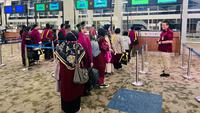 Jemaah Umrah memadati imigrasi Bandara Soekarno-Hatta Tangerang. (Liputan6.com/Pramita Tristiawati)