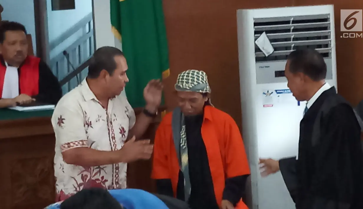 Korban ledakan bom di Jalan MH Thamrin pada Januari 2016, Ipda Denny Mahieu menyapa terdakwa Aman Abdurrahman di PN Jakarta Selatan, Jumat (23/2). Aman didakwa menggerakkan orang melakukan berbagai aksi terorisme. (Liputan6.com/Ady Anugrahadi)