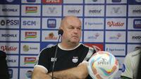 Pelatih Persib Bandung, Bojan Hodak, saat memberikan keterangan kepada awak media saat sesi konferensi pers jelang pertandingan menghadapi Persita Tangerang di Stadion Kapten I Wayan Dipta, Gianyar, Minggu (15/4/2024) sore WIB. (Bola.com/Alit Binawan)