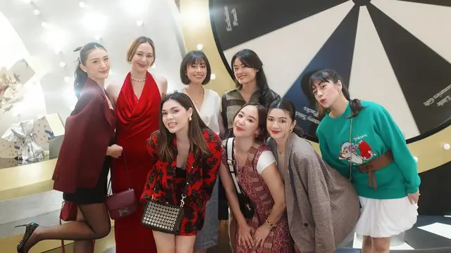 6 Potret Terbaru Anissa Aziza dalam Balutan Blazer Maroon (credit: instagram/anissaaziza).