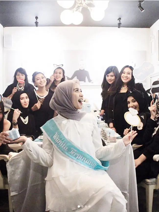 Beberapa foto wanita kelahiran Bandung 29 tahun itu terlihat bahagia saat mendapat kejutan berupa bridal shower dari para sahabatnya. Bintang Surga Yang Tak Dirindukan 2 itu terharu dengan kejutan yang diberikan. (Instagram/shireensungkar)