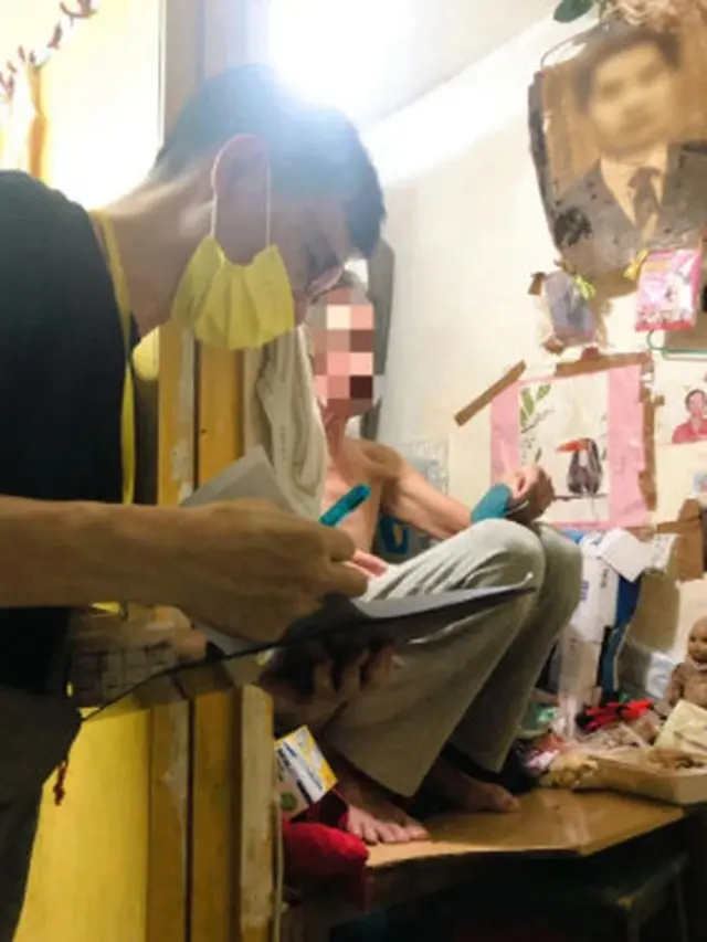 Bikin Terharu, Kakek Pengangguran Ini Sewa Toilet untuk Tempat Tinggal