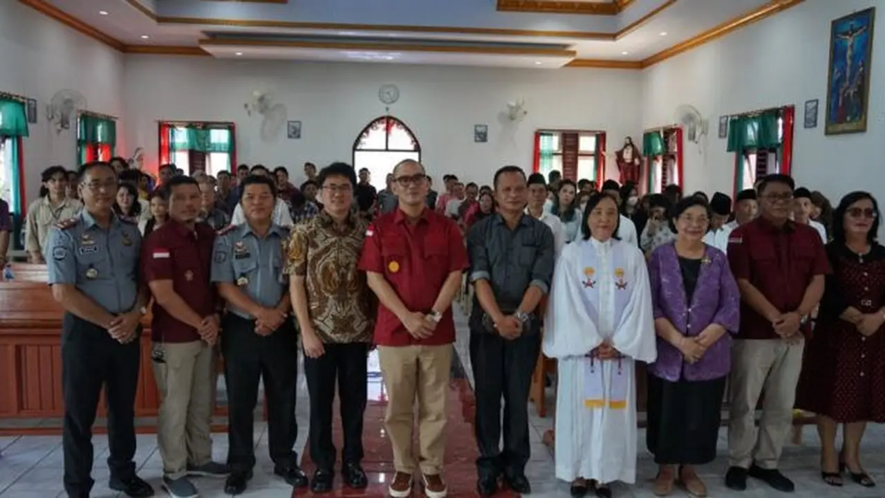Pemberikan remisi khusus ini dilakkan oleh Wali Kota Manado Andrei Angow bersama Kepala Kanwil Kemenkumham Sulut Ronald Lumbuun di Rumah Tahanan Negara Kelas IIA Manado.