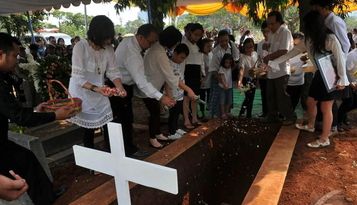 Sanak famili dan kerabat menaburkan bunga di liang lahat Hetty. Suaminya, Henk Ngantung pernah menjabat gubernur DKI pada 27 Agustus 1964 sampai 15 Juli 1965, Jakarta, Jumat (5/9) (Liputan6.com/Johan Tallo)