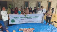 Dompet Dhuafa bersama Mitra KMM Yayasan Mutiara Ummat memberikan daging hewan kurban menggunakan kemasan ramah lingkungan di wilayah Rahandouna, Poasia, Kota Kendari, Sulawesi Tenggara. (Liputan6.com/Dicky Agung Prihanto)