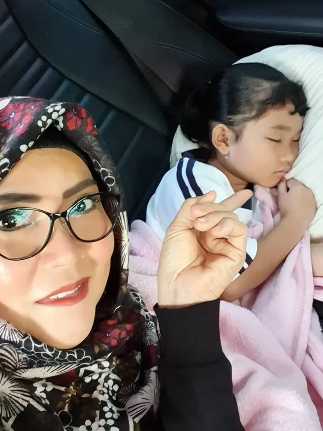 Penuh Kasih Sayang, Ini 6 Momen Kebersamaan Umi Kalsum dan Anak Ayu Ting Ting