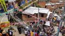 Pebalap sepeda, Adrien Loron memacu sepedanya pada ajang MTB Red Bull Medellín Cerro Abajo Urban Downhill, di perkampungan padat penduduk "La comuna 13", Medellin, Kolombia, pada 4 Maret 2023. (AFP/Freddy Builes)