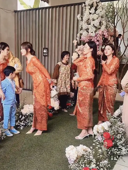  Amanda pun memadukannya dengan kain songket warna serasi. Serta mengenakan stiletto heels warna nude serasi dengan mini bag Lady Diornya. [@ichanvirgo_new]