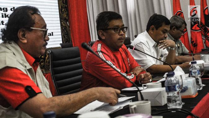 Sekjen PDIP Hasto Kristiyanto (dua kiri) membuka workshop peta rawan bencana Indonesia di Kantor DPP PDIP, Jakarta, Kamis (13/12). Hasto menyebut Ketum DPP PDIP Megawati menginginkan ada peringatan dini atau early warning. (Liputan6.com/Faizal Fanani)