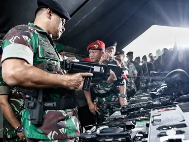 Panglima TNI Jenderal Gatot Nurmantyo memeriksa kelengkapan senjata usai Apel Gelar Pasukan Pengamanan KTT OKI ke-5 di Silang Monas, Jakarta Pusat, Selasa (1/3/2016). (Liputan6.com/Faizal Fanani)