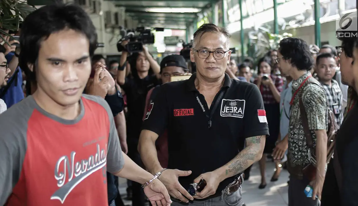 Aktor senior Tio Pakusadewo saat tiba di Pengadilan Negeri Jakarta Selatan, Senin (30/4). Tio Pakusadewo kembali menjalani persidangan kasus dugaan penyalahgunaan narkotika dengan agenda pembacaan dakwaan. (Liputan6.com/Faizal Fanani)