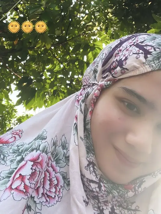 Tissa Biani pun nampak mengenakan mukena pink dengan motif bunga mawar. @tissabiani.