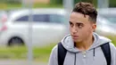 Gelandang Ajax Amsterdam, Abdelhak Nouri, saat tiba di lokasi latihan di Amsterdam, Senin, (27/6/2016). Pemain berusia 20 tahun ini terancam harus mengakhiri kariernya karena mengalami kerusakan otak permanen. (EPA/Sander Koning)