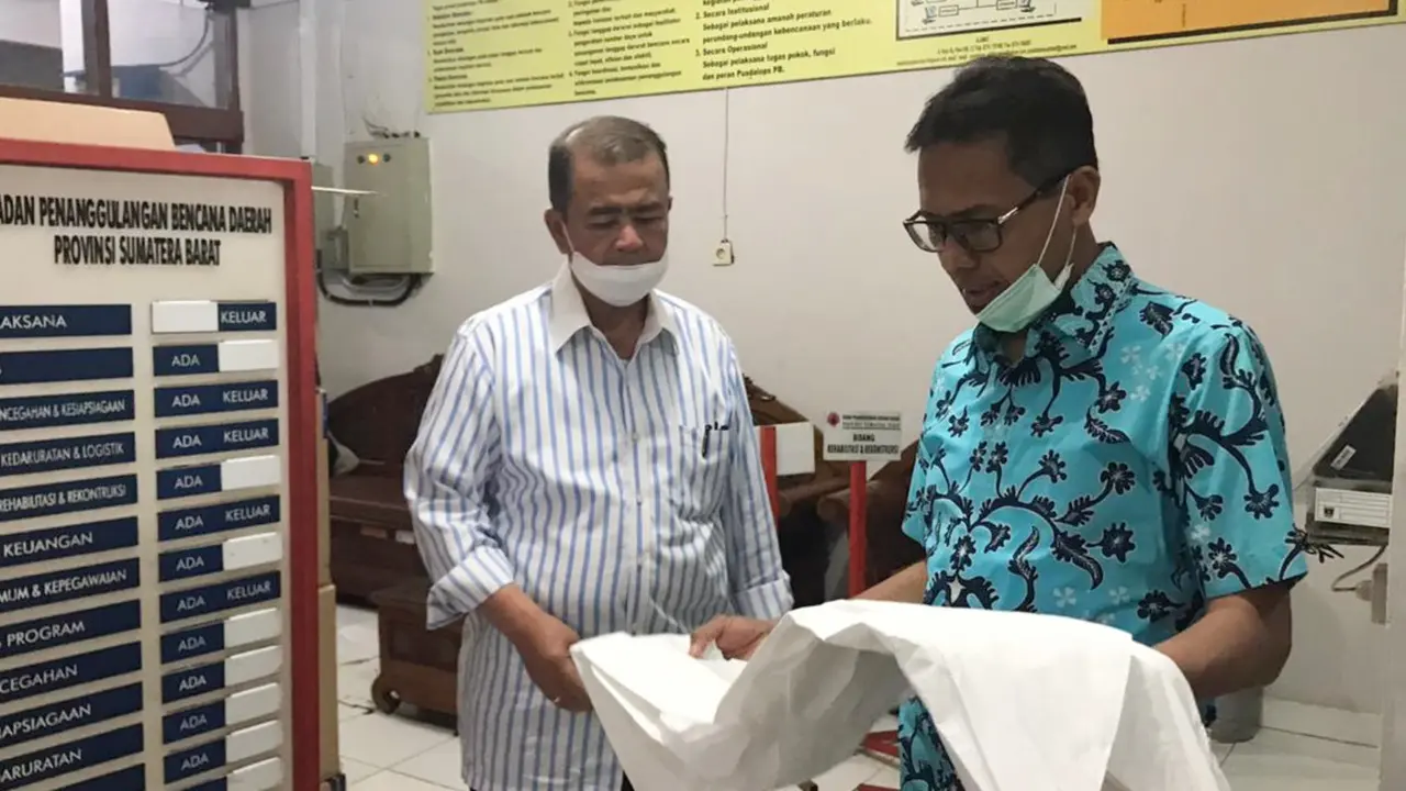 Gubernur dan Wakil Gubernur Sumbar mengecek APD yang baru datang sebelum didistribusikan ke rumah sakit di provinsi setempat.